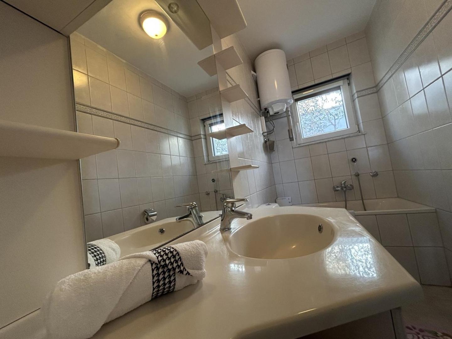 Azure Apartments By The Sea Near City أوميس المظهر الخارجي الصورة