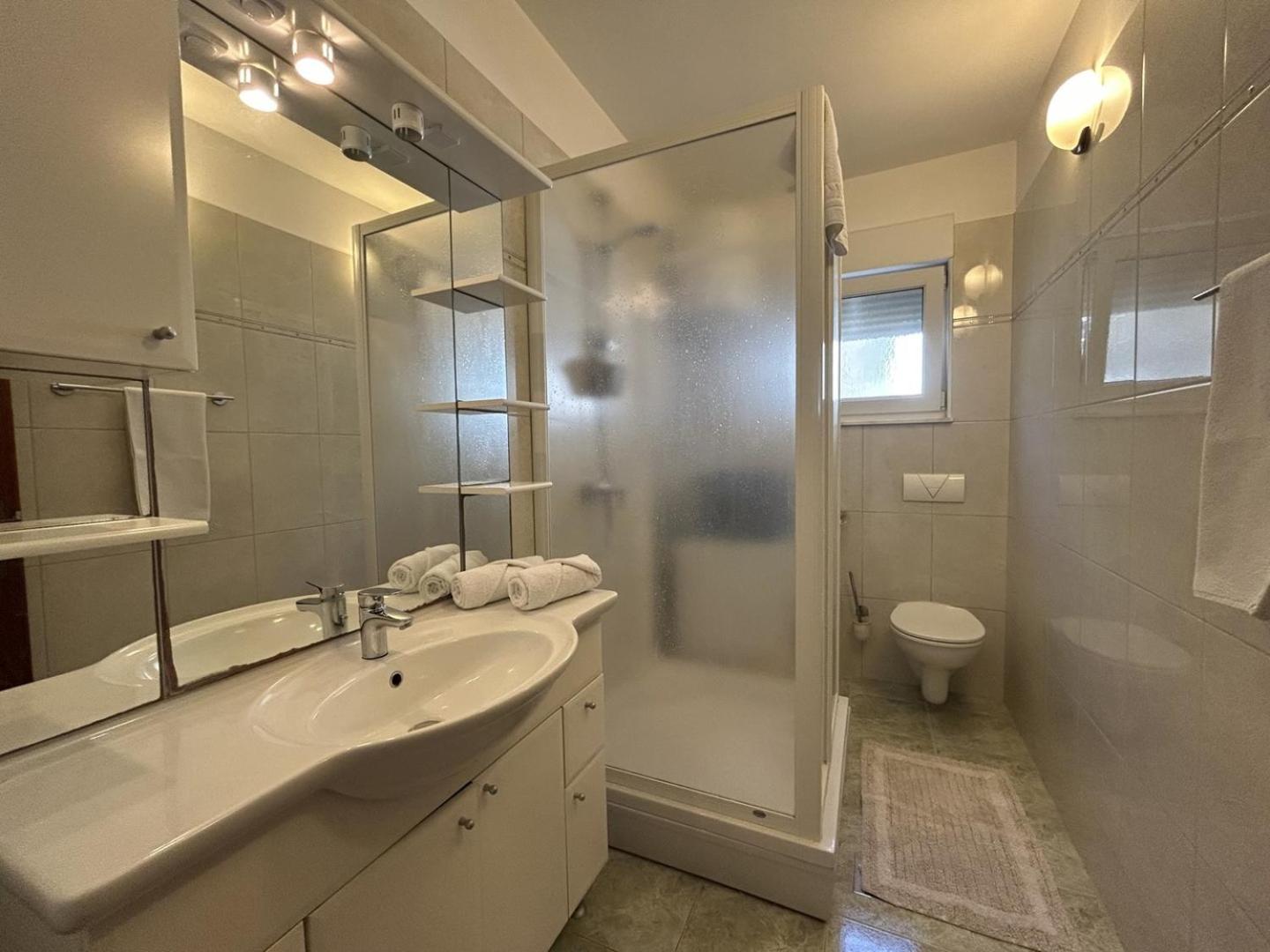 Azure Apartments By The Sea Near City أوميس المظهر الخارجي الصورة